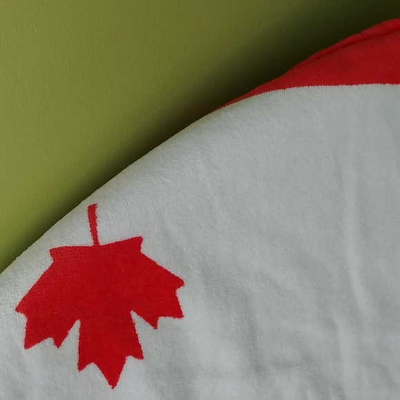 NWOT Beach Towel, 100% Cotton, Length 59 inches, wide 30 inches white/red/black - Picture 5 of 12